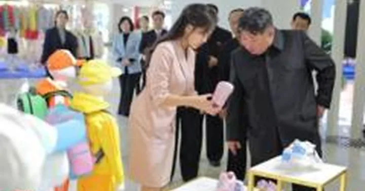 Šiaurės Korėjos žiniasklaida paskelbė Kim Jong Uno nuotraukas po melagingų gandų apie jo mirtį