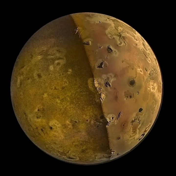 Juno užfiksavo Jupiterio palydovą Io, kurio naktinę pusę apšviečia nuo Jupiterio atsispindėjusi šviesa