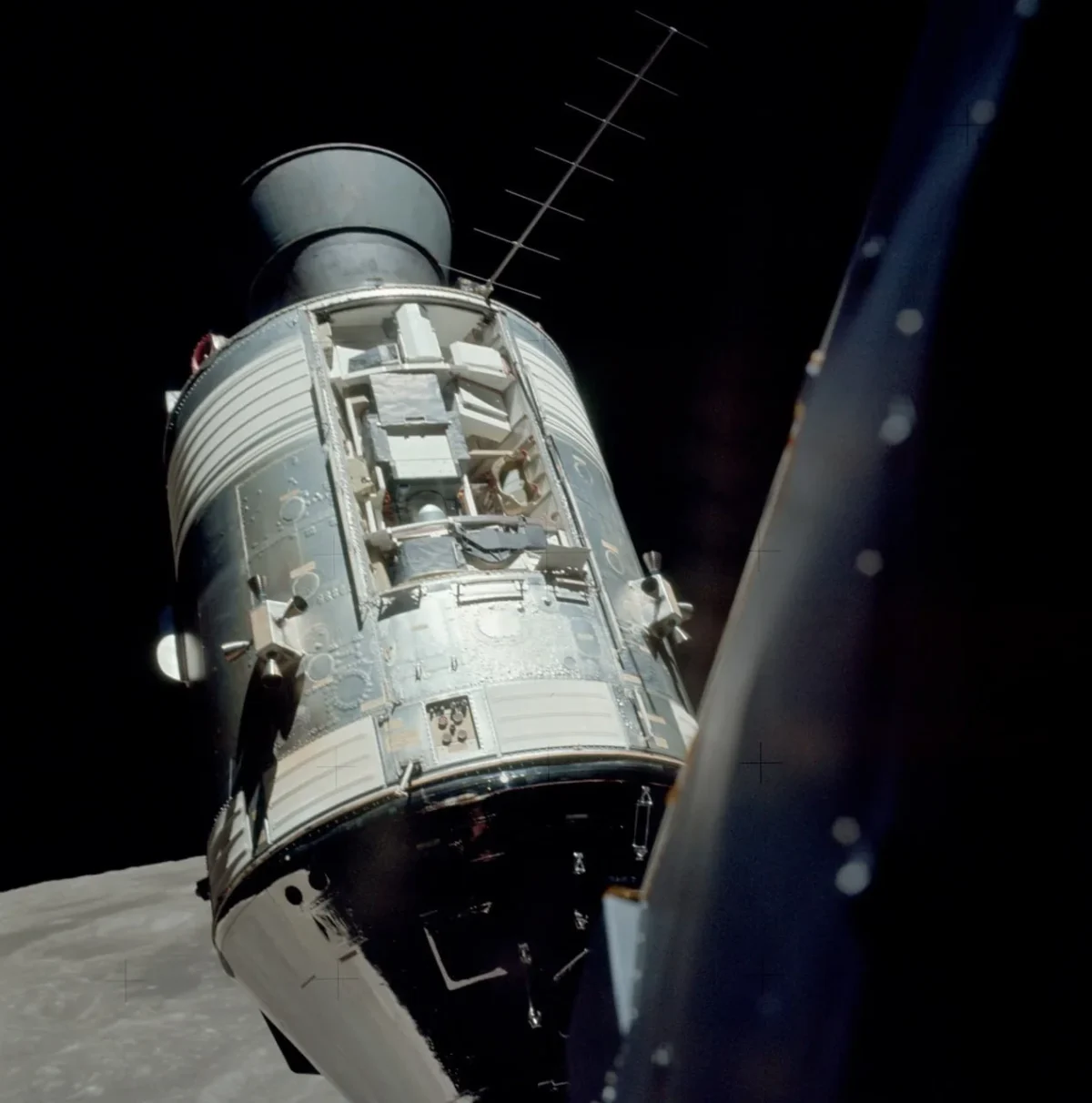 NASA nuotraukoje - „Apollo 17“ mokslinių prietaisų modulio skyrius Mėnulio orbitoje