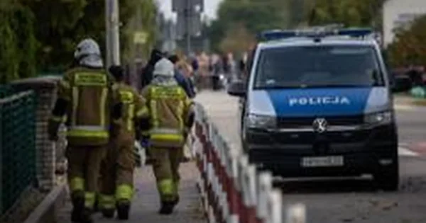 Donaldas Tuskas sako, kad išpuolius Lenkijos mokyklose skatino smurto šlovinimas internete