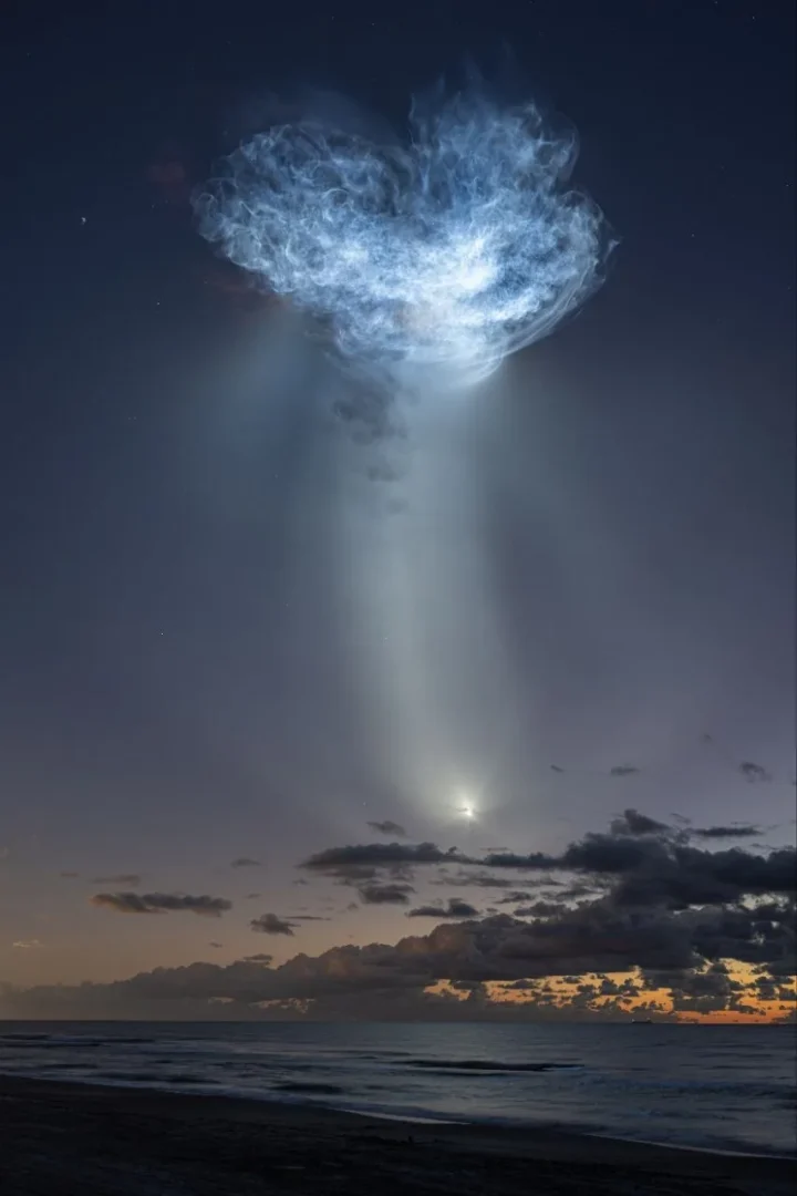 Po Falcon 9 paleidimo danguje pasirodė vadinamoji „medūza“