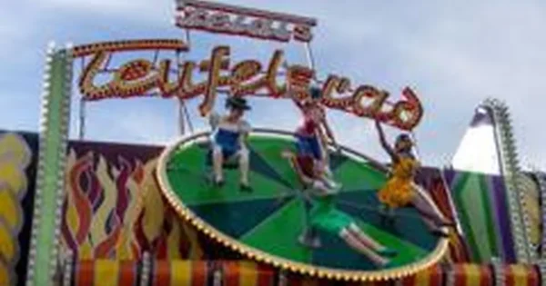 Miuncheno Oktoberfeste moterims dalijami šortai siekiant užkirsti kelią filmavimui po sijonais