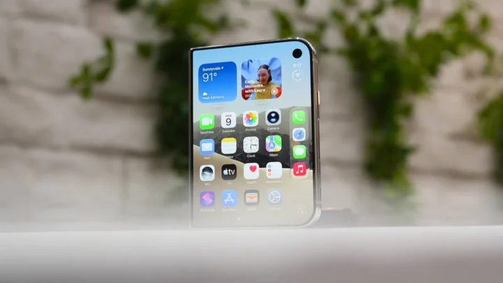 JAV per pusvalandį išpirktas pirmasis sulankstomas „iPhone Duo“