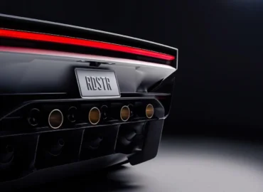 Tesla pristatė atnaujintą naujos kartos Roadster modelį