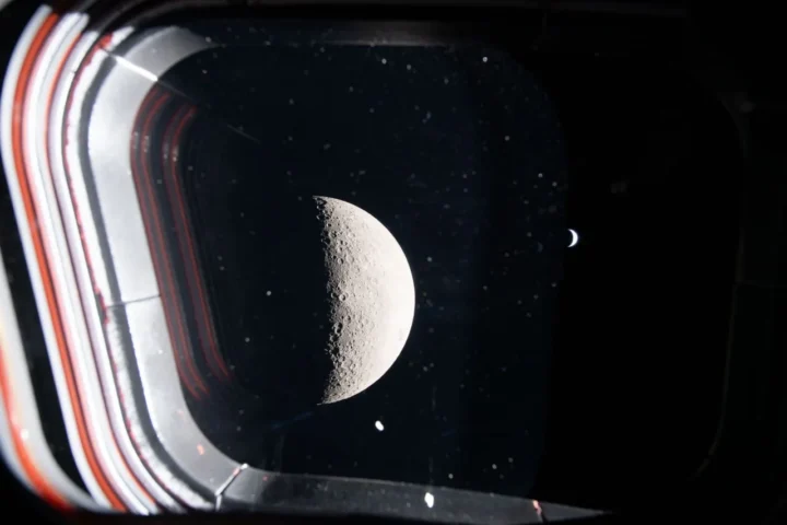 „Artemis 2“ kadre vienu metu matyti tolimoji Mėnulio pusė ir Žemė