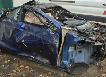 Vokietijos autobane „Tesla Model S Plaid“ sudužo po padangos sprogimo