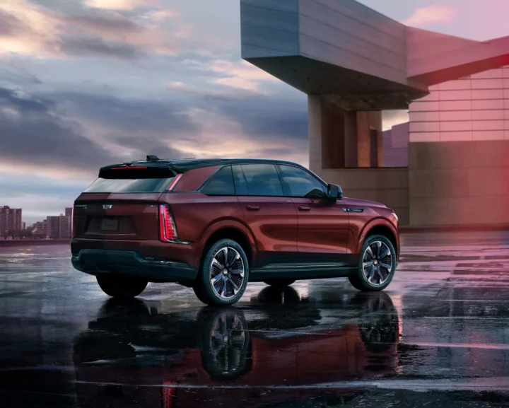 GM pristatė planus automobilyje diegti AI asistentą ir savarankiškų kasdienių užduočių viziją
