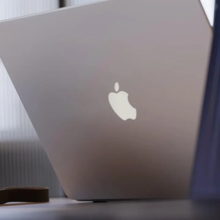 Naujasis „MacBook Pro“ pristatytas su PROLED XDR ekranu ir šviečiančiu „Apple“ logotipu