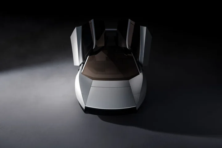 Tesla vėl atvėrė naujos kartos Roadster rezervacijas