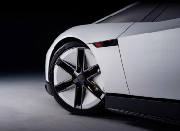 Tesla pristatė atnaujintą naujos kartos Roadster modelį