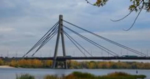 Per smūgį Kyjive apgadintas Pivničnyj tiltas