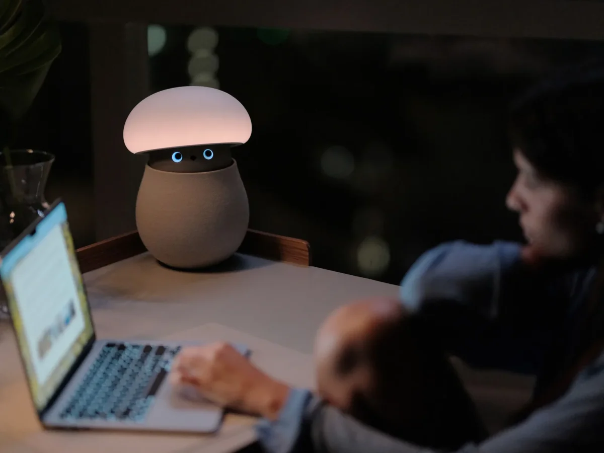OKA sukūrė grybą primenantį robotą-šviestuvą Mori