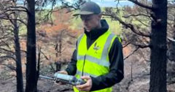 Dronai Cairngormse aptinka po žeme tebedegančius gaisro židinius