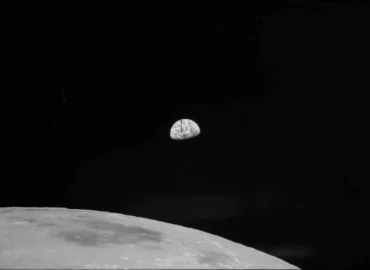 1970 metais „Zond-8“ nufotografavo Mėnulį ir Žemę skriedamas aplink Mėnulį