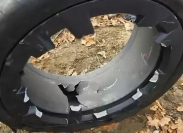 Vokietijos autobane „Tesla Model S Plaid“ sudužo po padangos sprogimo