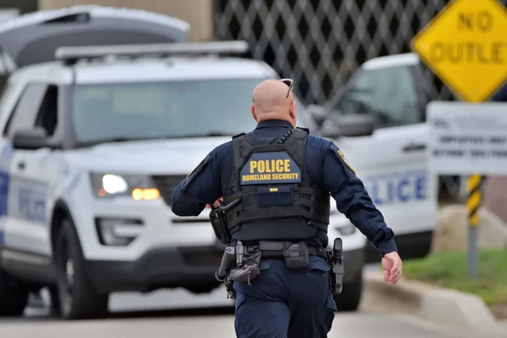 Čikagos apylinkių policija padėjo HSI sekti Minesotos anti-ICE aktyvistus