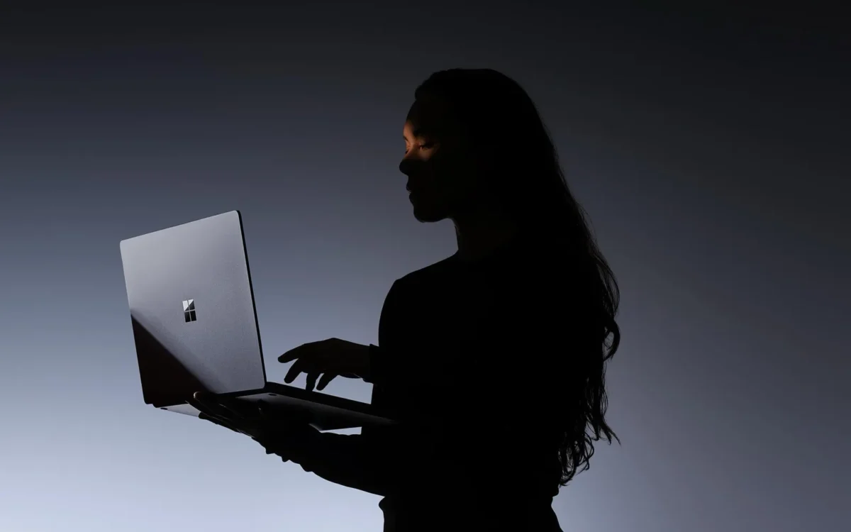 Surface Laptop Ultra apžvalgose išskirtas grafikos našumas ir vietinis AI, bet pabrėžta nišinė auditorija