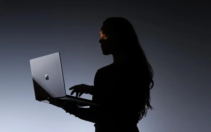 Surface Laptop Ultra apžvalgose išskirtas grafikos našumas ir vietinis AI, bet pabrėžta nišinė auditorija
