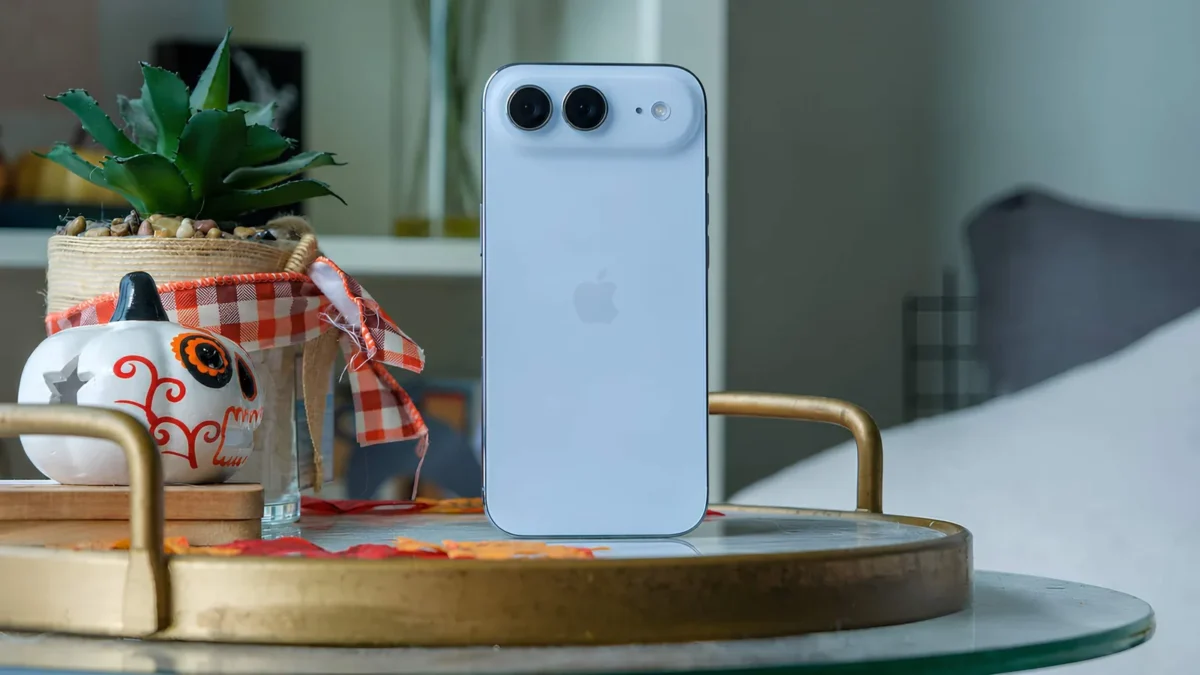 Pranešama, kad iPhone Air 2 korpusas gali būti 5,2 mm storio