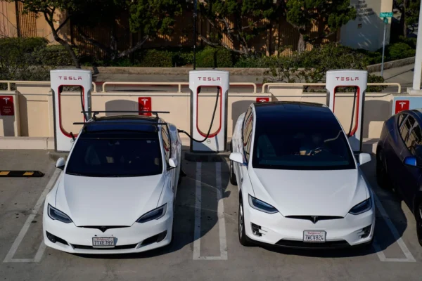 Europoje Tesla „Full Self-Driving“ pervadino į „Tesla Assisted Driving“