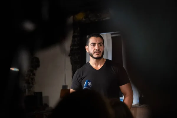 Abdul El-Sayed reklamos kampanijoje kritikuoja Mike'o Rogerso paramą sekimui