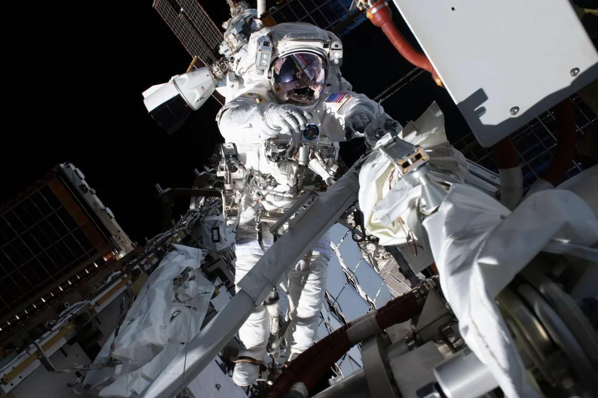 NASA pristatys du paskutinius TKS išėjimus į atvirą kosmosą dėl IROSA saulės baterijų