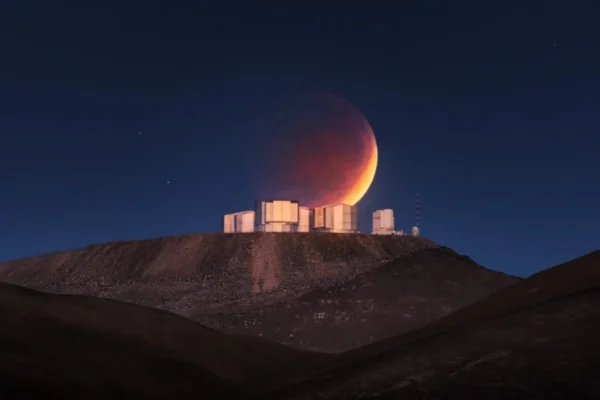 Visiško Mėnulio užtemimo metu Mėnulis iškilo virš Very Large Telescope kupolų