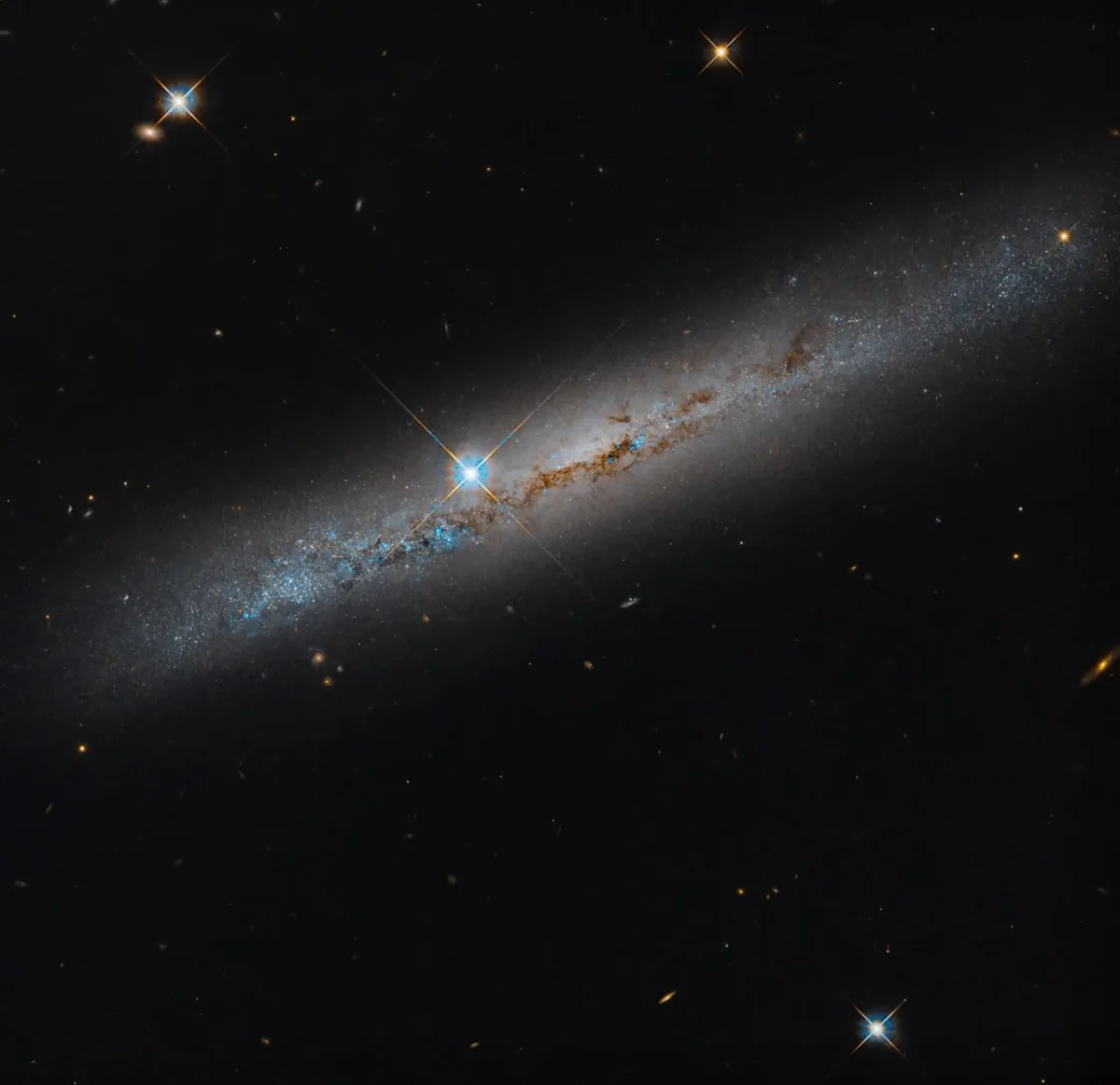 NGC 1827 galaktika matoma už 37 milijonų šviesmečių
