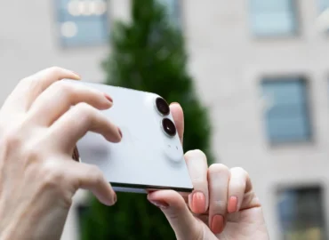 Technologijų apžvalgos: sulankstomas „Apple iPhone Duo“ naudoja „Touch ID“ šoniniame mygtuke