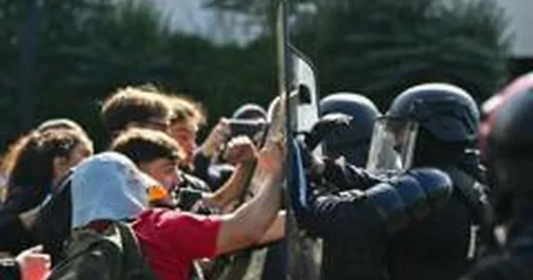Moksleivių protestų banga kelia nerimą Prancūzijos vyriausybei